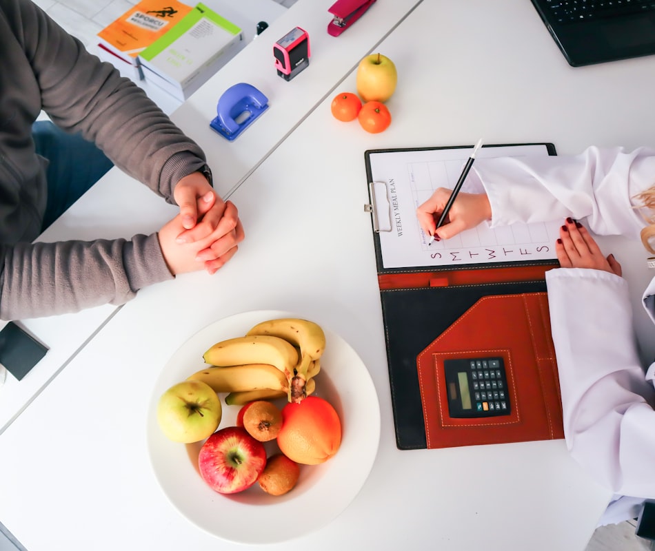 Gesunde Ernährungsmittel auf einem Tisch